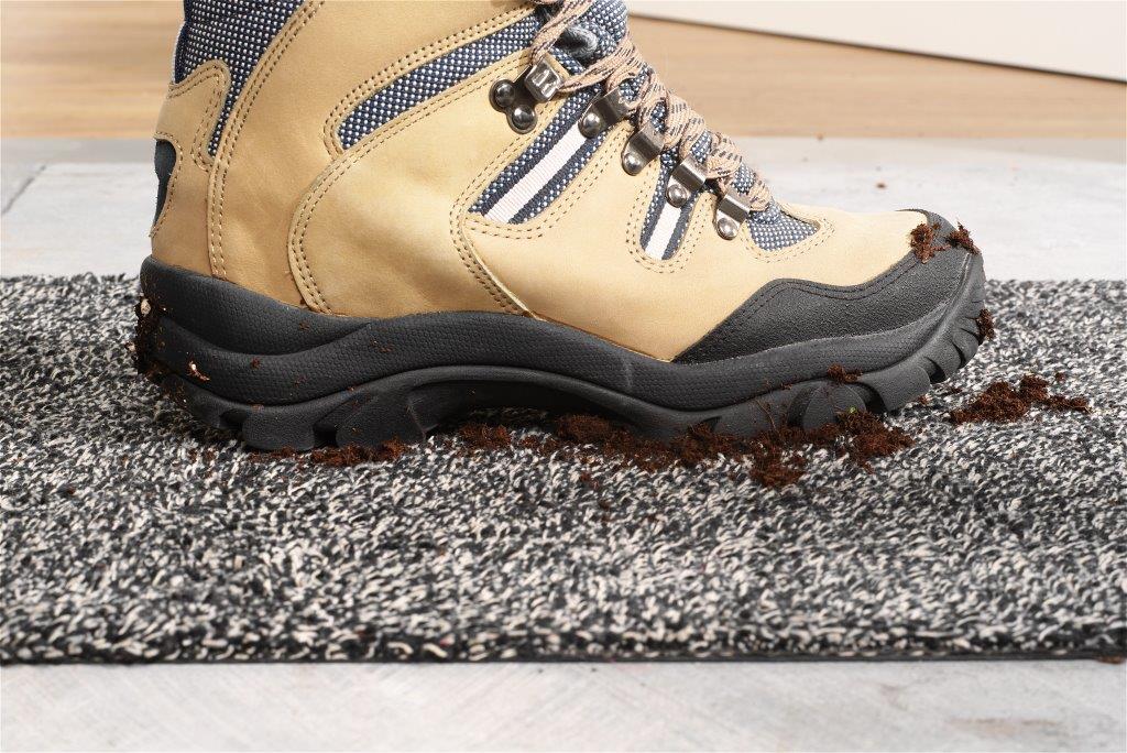 pana_fussmattenahaufnahme_schwarzmitschuhen_01